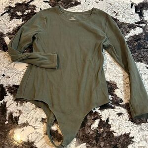 Judd’s green ribbed body suit.